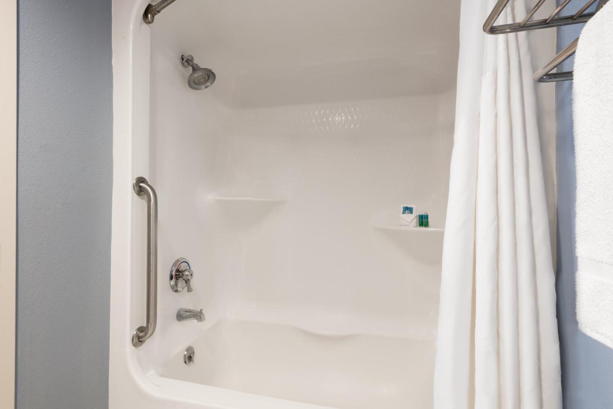 Standard Queen Room Two Queen Beds Mobility Accessible Tub,556047492:JPEG
